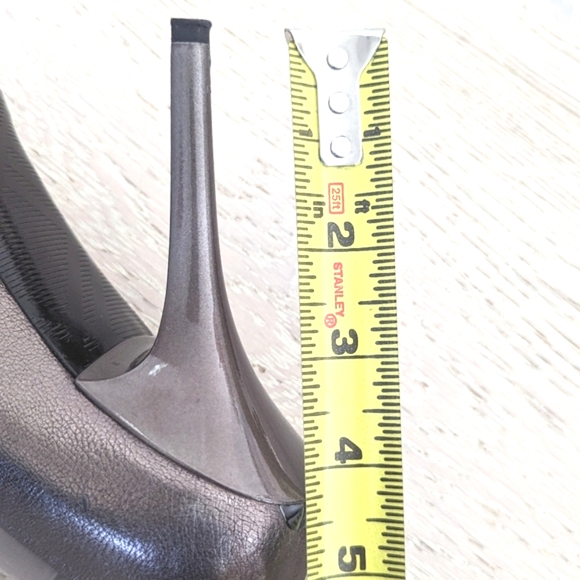 BURBERRY ITCALFAR14STE Metallic Taupe Leather Open-Toe Pumps, Twist Detail; 38 - Picture 14 of 16